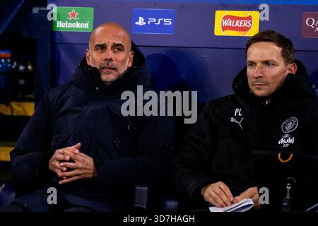 MANCHESTER, ENGLAND – 25. NOVEMBER: Manchester City-Cheftrainer PEP Guardiola und Manchester City-Assistenztrainer Pepijn Lijnders stehen vor dem Spiel der UEFA Champions League 2025/26 Phase MD5 zwischen Manchester City und Bayer 04 Leverkusen am 25. November 2025 im City of Manchester Stadium in Manchester, England. (Foto: Rene Nijhuis) Stockfoto
