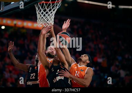 Valencia, Spanien. November 2025. Neal Sako (1. R) von Valencia Basket streitet den Ball mit Oscar da Silva (2. R) und Isiaha Mike (1. L) vom FC Bayern München während eines Basketballspiels zwischen Valencia Basket und FC Bayern München am 25. November 2025 in Valencia, Spanien. Quelle: Pablo Morano/Xinhua/Alamy Live News Stockfoto