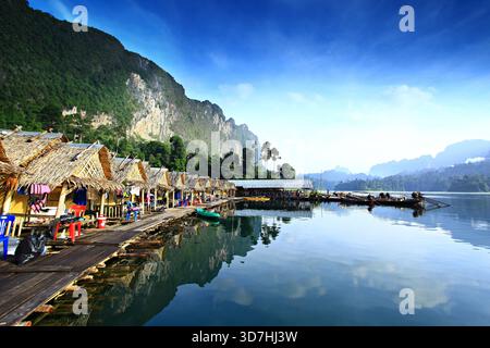 Wunderschöne Landschaft Ratchaprapha Damm oder Cheow Lan Lake im Khao Sok Nationalpark, Provinz Surat Thani, Thailand Stockfoto