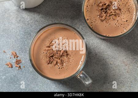 Süßer warmer Schokoladen-Eierlikör-Punsch in einem Becher Stockfoto