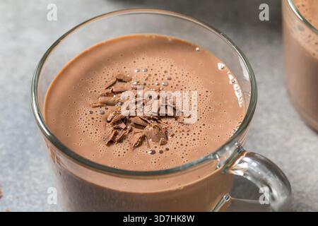 Süßer warmer Schokoladen-Eierlikör-Punsch in einem Becher Stockfoto