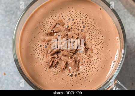 Süßer warmer Schokoladen-Eierlikör-Punsch in einem Becher Stockfoto