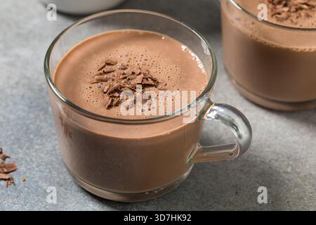Süßer warmer Schokoladen-Eierlikör-Punsch in einem Becher Stockfoto