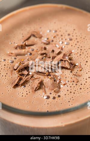 Süßer warmer Schokoladen-Eierlikör-Punsch in einem Becher Stockfoto
