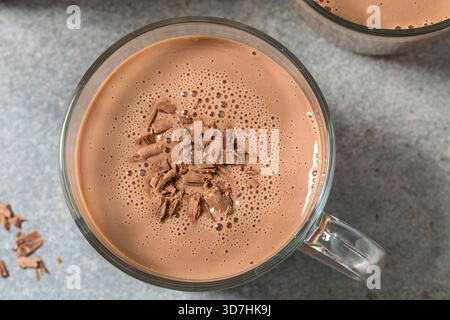 Süßer warmer Schokoladen-Eierlikör-Punsch in einem Becher Stockfoto