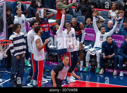 Washington, USA. November 2025. WASHINGTON, DC - 25. NOVEMBER: Wizards Bank reagiert auf ein Spiel während eines NBA Cup Spiels zwischen den Washington Wizards und den Atlanta Hawks am 24. November 2025 in der Capital One Arena in Washington, DC. (Foto: Tony Quinn/SipaUSA) Credit: SIPA USA/Alamy Live News Stockfoto