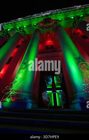 Weihnachtliche Nacht Mit Grüner Und Roter Beleuchtung Auf Klassischen Säulen Und Weihnachtsdekorationen Stockfoto