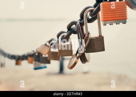 Locken der Liebe symbolisieren ewige Bindungen entlang einer stabilen, veralteten Kette. Toronto, ON Stockfoto