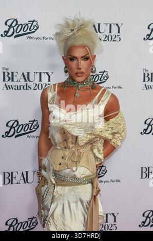 London, Großbritannien. November 2025. A’Whora nimmt an den Beauty Awards 2025 in London Teil. Quelle: SOPA Images Limited/Alamy Live News Stockfoto