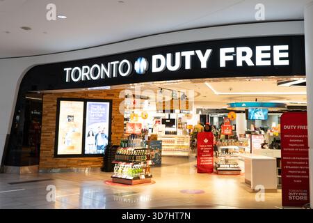 Toronto, ON, Kanada-10.23.2025: Der Eingang zum Duty-Free-Shop am Flughafen Toronto für Reisende. Stockfoto