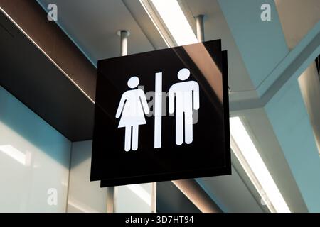Toilettenzeichen mit Geschlechtssymbolen in Schwarz-weiß-Farbtönen. Toronto, ON Stockfoto
