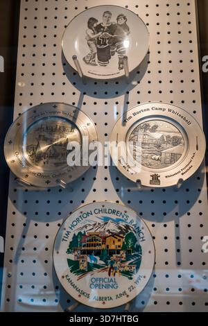 Hamilton, ON, Kanada-10.23.2025: Sammlung von Tim Hortons Gedenkplatten, die die Einweihung und die Eröffnungen des Lagers hervorheben. Stockfoto