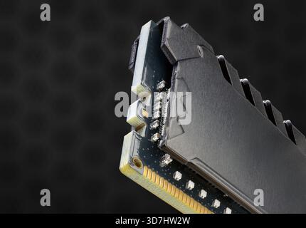 Nahaufnahme Eines Computer-RAM-Moduls mit Wärmeverteiler in dunklem Hintergrund Stockfoto