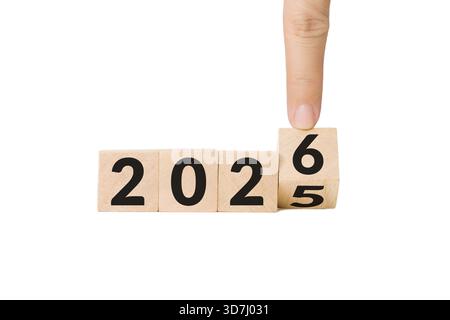 Hand-, Finger- und Holzwürfelblock von Jahr 2025 bis Jahr 2026. Beginn und Beginn des neuen Jahres 2026. Vorbereitung auf das neue Jahr 2026 Stockfoto