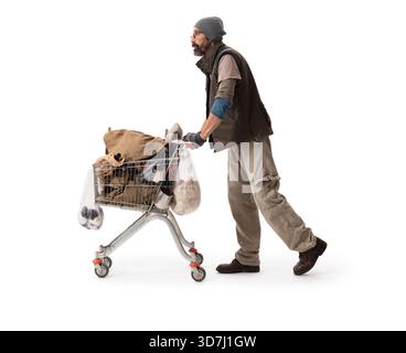 Ein Obdachloser schiebt einen Einkaufswagen voller persönlicher Gegenstände, isoliert auf einem weißen Hintergrund, der Armut und städtische Not veranschaulicht Stockfoto