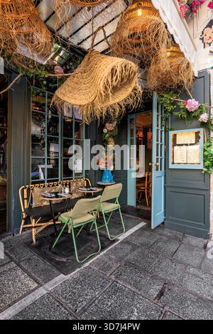 Eine wunderschöne Fassade eines typischen Restaurants in Paris, Frankreich Stockfoto