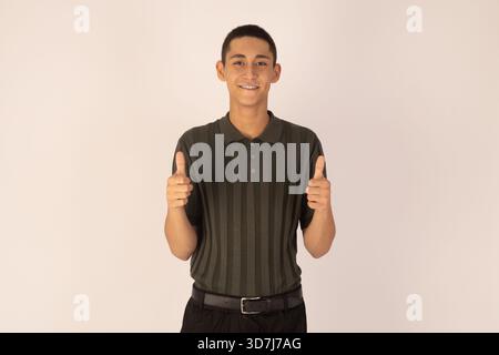 Ein junger Mann in schwarzem Hemd und Hose Stockfoto
