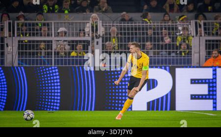 Dortmund, Deutschland. November 2025. Nico Schlotterbeck (BVB) jubelt Borussia Dortmund - FC Villarreal 25.11.2025 Copyright (nur für journalistische Stockfoto