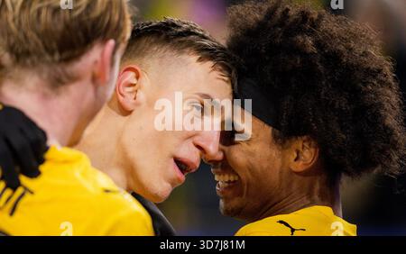 Dortmund, Deutschland. November 2025. Torfeier: Nico Schlotterbeck (BVB) Karim Adeyemi (BVB) Borussia Dortmund - FC Villarreal 25.11.2025 Kopie Stockfoto