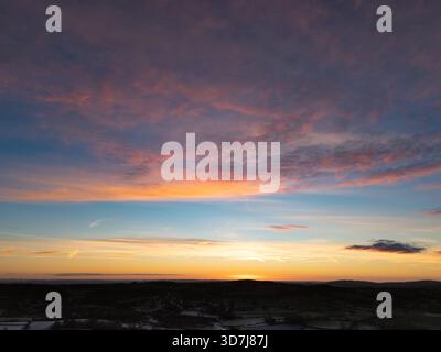 Wetter in Großbritannien: Klarer Himmel und sinkende Temperaturen haben einen Nachtfrost und schönen Sonnenaufgang in der Nähe des Dorfes Lixwm in Flintshire, Nordwales hinterlassen 26. November 2025 , Flintshire, Wales ©DGDImages/Alamy Live News Stockfoto