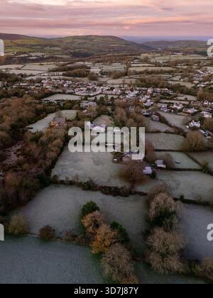 Wetter in Großbritannien: Klarer Himmel und sinkende Temperaturen haben einen Nachtfrost und schönen Sonnenaufgang in der Nähe des Dorfes Lixwm in Flintshire, Nordwales hinterlassen 26. November 2025 , Flintshire, Wales ©DGDImages/Alamy Live News Stockfoto