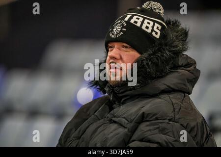 Luton, Großbritannien. November 2025. Ein Unterstützer von Luton Town während des Spiels der Sky Bet League 1 zwischen Luton Town und Huddersfield Town in der Kenilworth Road, Luton, England am 25. November 2025. Foto: David Horn. Quelle: Prime Media Images/Alamy Live News Stockfoto