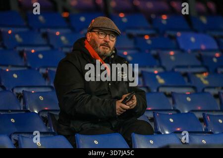 Luton, Großbritannien. November 2025. Ein Unterstützer von Luton Town während des Spiels der Sky Bet League 1 zwischen Luton Town und Huddersfield Town in der Kenilworth Road, Luton, England am 25. November 2025. Foto: David Horn. Quelle: Prime Media Images/Alamy Live News Stockfoto