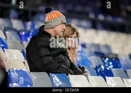 Luton, Großbritannien. November 2025. Ein Unterstützer von Luton Town während des Spiels der Sky Bet League 1 zwischen Luton Town und Huddersfield Town in der Kenilworth Road, Luton, England am 25. November 2025. Foto: David Horn. Quelle: Prime Media Images/Alamy Live News Stockfoto