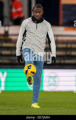 Luton, Großbritannien. November 2025. Teden Mengi (15) aus Luton Town während des Spiels der Sky Bet League 1 zwischen Luton Town und Huddersfield Town in der Kenilworth Road, Luton, England am 25. November 2025. Foto: David Horn. Quelle: Prime Media Images/Alamy Live News Stockfoto