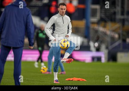 Luton, Großbritannien. November 2025. Kal Naismith (3) aus Luton Town während des Spiels der Sky Bet League 1 zwischen Luton Town und Huddersfield Town in der Kenilworth Road, Luton, England am 25. November 2025. Foto: David Horn. Quelle: Prime Media Images/Alamy Live News Stockfoto