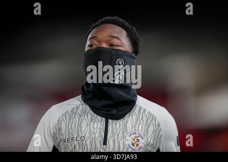 Luton, Großbritannien. November 2025. Shayden Morris (14) aus Luton Town während des Spiels der Sky Bet League 1 zwischen Luton Town und Huddersfield Town in der Kenilworth Road, Luton, England am 25. November 2025. Foto: David Horn. Quelle: Prime Media Images/Alamy Live News Stockfoto