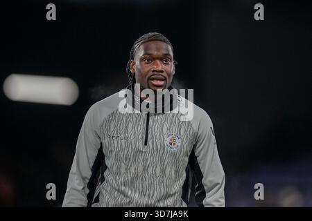Luton, Großbritannien. November 2025. Teden Mengi (15) aus Luton Town während des Spiels der Sky Bet League 1 zwischen Luton Town und Huddersfield Town in der Kenilworth Road, Luton, England am 25. November 2025. Foto: David Horn. Quelle: Prime Media Images/Alamy Live News Stockfoto