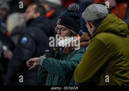 Luton, Großbritannien. November 2025. Luton Town Fans beim Spiel der Sky Bet League 1 zwischen Luton Town und Huddersfield Town in der Kenilworth Road, Luton, England am 25. November 2025. Foto: David Horn. Quelle: Prime Media Images/Alamy Live News Stockfoto