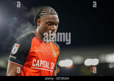 Luton, Großbritannien. November 2025. Teden Mengi (15) aus Luton Town während des Spiels der Sky Bet League 1 zwischen Luton Town und Huddersfield Town in der Kenilworth Road, Luton, England am 25. November 2025. Foto: David Horn. Quelle: Prime Media Images/Alamy Live News Stockfoto