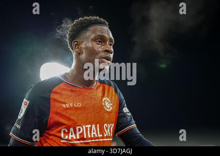 Luton, Großbritannien. November 2025. Lamine Fanne (22) aus Luton Town während des Spiels der Sky Bet League 1 zwischen Luton Town und Huddersfield Town in der Kenilworth Road, Luton, England am 25. November 2025. Foto: David Horn. Quelle: Prime Media Images/Alamy Live News Stockfoto