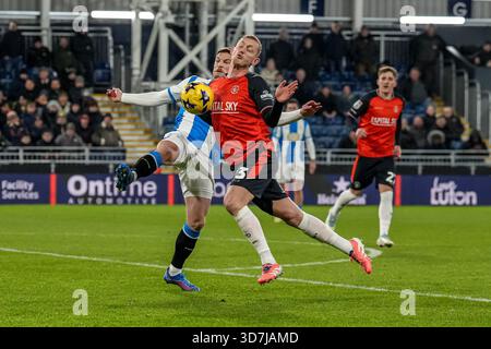 Luton, Großbritannien. November 2025. George Saville (23) aus Luton Town während des Spiels der Sky Bet League 1 zwischen Luton Town und Huddersfield Town in der Kenilworth Road, Luton, England am 25. November 2025. Foto: David Horn. Quelle: Prime Media Images/Alamy Live News Stockfoto