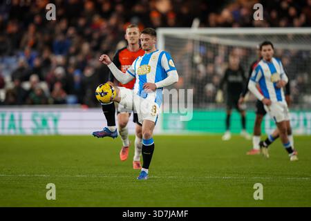 Luton, Großbritannien. November 2025. Ben Wiles (8) aus Huddersfield Town während des Spiels der Sky Bet League 1 zwischen Luton Town und Huddersfield Town in der Kenilworth Road, Luton, England am 25. November 2025. Foto: David Horn. Quelle: Prime Media Images/Alamy Live News Stockfoto