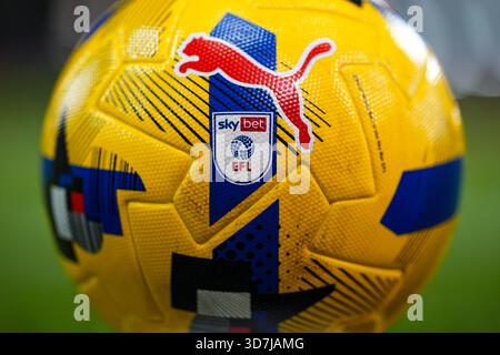 Luton, Großbritannien. November 2025. Puma Winter EFL Match Ball während des Spiels der Sky Bet League 1 zwischen Luton Town und Huddersfield Town in der Kenilworth Road, Luton, England am 25. November 2025. Foto: David Horn. Quelle: Prime Media Images/Alamy Live News Stockfoto