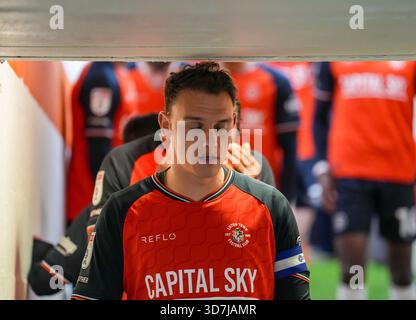 Luton, Großbritannien. November 2025. Kal Naismith (3) aus Luton Town während des Spiels der Sky Bet League 1 zwischen Luton Town und Huddersfield Town in der Kenilworth Road, Luton, England am 25. November 2025. Foto: David Horn. Quelle: Prime Media Images/Alamy Live News Stockfoto