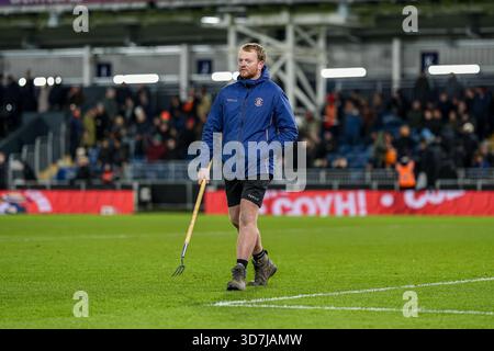 Luton, Großbritannien. November 2025. Die Mitarbeiter des Lands während des Spiels der Sky Bet League 1 zwischen Luton Town und Huddersfield Town in der Kenilworth Road, Luton, England am 25. November 2025. Foto: David Horn. Quelle: Prime Media Images/Alamy Live News Stockfoto