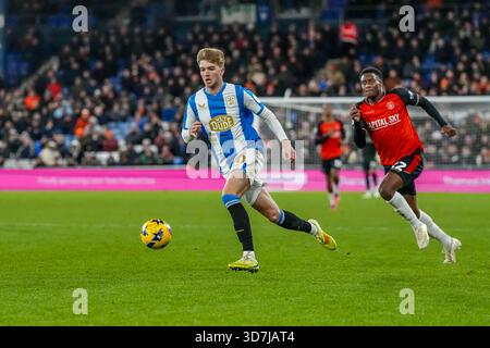 Luton, Großbritannien. November 2025. Jack Whatmough (6) aus Huddersfield Town während des Spiels der Sky Bet League 1 zwischen Luton Town und Huddersfield Town in der Kenilworth Road, Luton, England am 25. November 2025. Foto: David Horn. Quelle: Prime Media Images/Alamy Live News Stockfoto