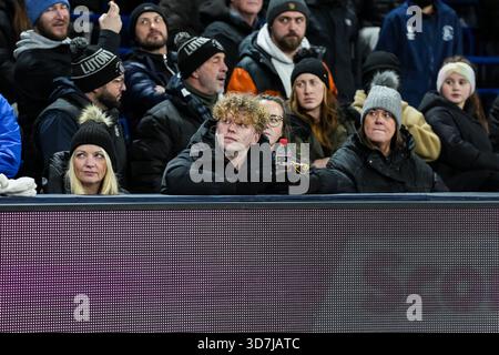 Luton, Großbritannien. November 2025. Luton Town Fans beim Spiel der Sky Bet League 1 zwischen Luton Town und Huddersfield Town in der Kenilworth Road, Luton, England am 25. November 2025. Foto: David Horn. Quelle: Prime Media Images/Alamy Live News Stockfoto