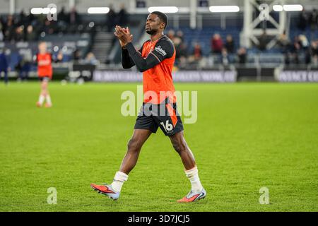 Luton, Großbritannien. November 2025. Hakeem Odoffin (16) aus Luton Town nach dem Spiel der Sky Bet League 1 zwischen Luton Town und Huddersfield Town in der Kenilworth Road, Luton, England am 25. November 2025. Foto: David Horn. Quelle: Prime Media Images/Alamy Live News Stockfoto