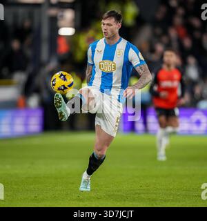Luton, Großbritannien. November 2025. Joe Low (5) aus Huddersfield Town während des Spiels der Sky Bet League 1 zwischen Luton Town und Huddersfield Town in der Kenilworth Road, Luton, England am 25. November 2025. Foto: David Horn. Quelle: Prime Media Images/Alamy Live News Stockfoto