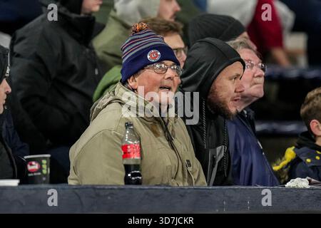 Luton, Großbritannien. November 2025. Luton Town Fans beim Spiel der Sky Bet League 1 zwischen Luton Town und Huddersfield Town in der Kenilworth Road, Luton, England am 25. November 2025. Foto: David Horn. Quelle: Prime Media Images/Alamy Live News Stockfoto