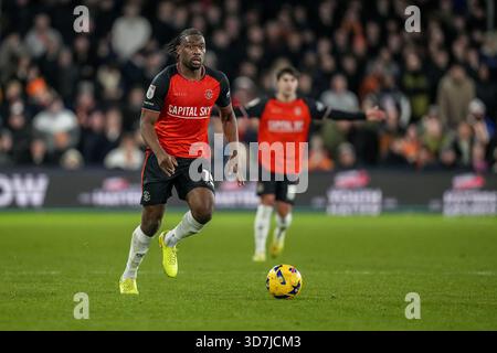 Luton, Großbritannien. November 2025. Teden Mengi (15) aus Luton Town während des Spiels der Sky Bet League 1 zwischen Luton Town und Huddersfield Town in der Kenilworth Road, Luton, England am 25. November 2025. Foto: David Horn. Quelle: Prime Media Images/Alamy Live News Stockfoto