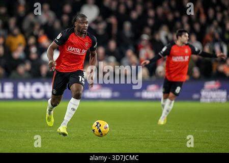 Luton, Großbritannien. November 2025. Teden Mengi (15) aus Luton Town während des Spiels der Sky Bet League 1 zwischen Luton Town und Huddersfield Town in der Kenilworth Road, Luton, England am 25. November 2025. Foto: David Horn. Quelle: Prime Media Images/Alamy Live News Stockfoto