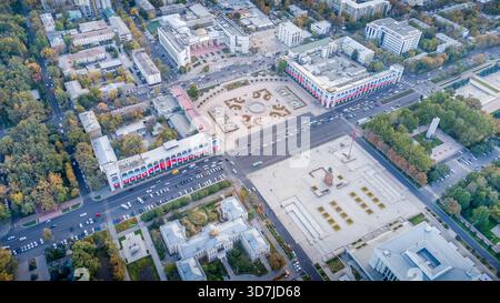 Aus der Vogelperspektive auf den Ala-Too-Platz in Bischkek, Kirgisistan, zeigt Wahrzeichen des Stadtzentrums, öffentliche Bereiche, geschäftige Straßen und historische Architektur. Kirgisistan Stockfoto
