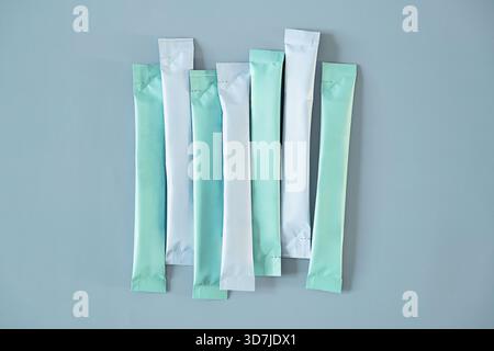 Minimalistisches Layout von Pulverstab-Sachets. Praktische Einzelverpackung für Getränke, Nahrungsergänzungsmittel und Lebensmittel. Flache Ladefläche mit Leerraum. Stockfoto