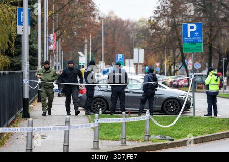 Zagreb, Hrvatska. November 2025. Die Polizei in Zagreb begann am 26. November 2025 in Zagreb, Kroatien, eine Untersuchung vor Ort im Wolkenkratzer Vjesnik. Der Wolkenkratzer wurde letzte Woche in den Brand geraten und muss abgerissen werden. Foto: Igor Kralj/PIXSELL Credit: Pixsell/Alamy Live News Stockfoto